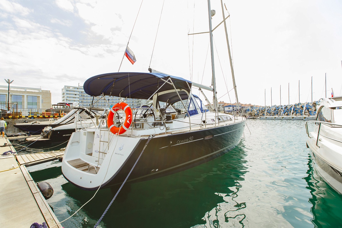 Аренда парусной яхты BENETEAU OCEANIS 50 в Сочи